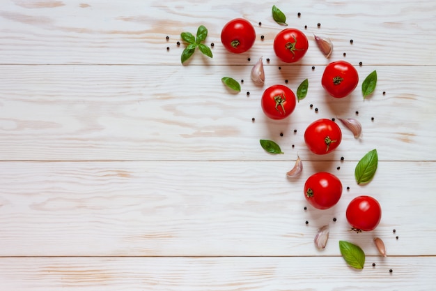 Bei pomodori, basilico ed aglio crudi freschi.