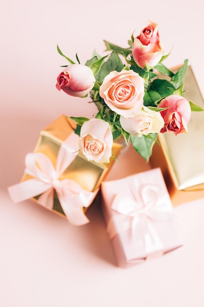 파스텔 핑크 배경 복사 공간에 아름다운 신선한 장미 축제 선물 상자
