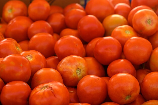 美しい新鮮なトマトが地中海の地元の市場で積まれています