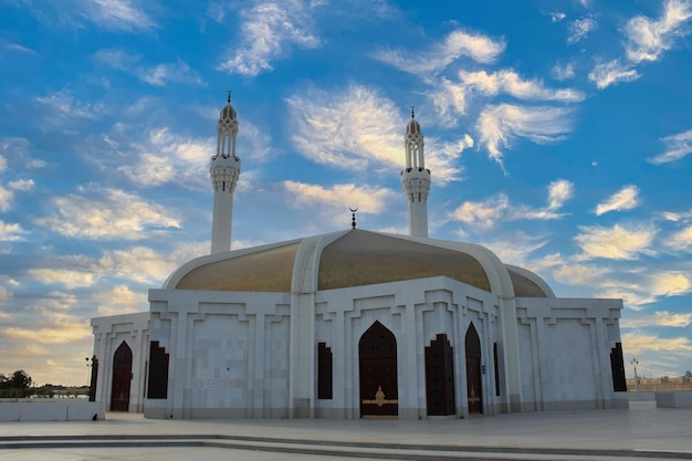 サウジアラビアのジッダにある日没時のハッサン・エン・モスクの入り口の美しい正面図。