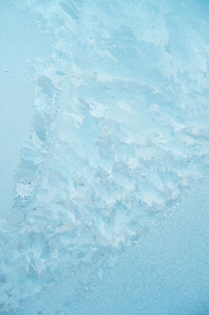 写真 青い窓の上の美しい凍ったパターン