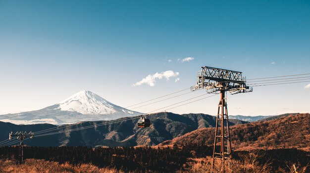 写真 日本の冬の季節には、ケーブルカー、ティール、オレンジ色のトーンで雪に覆われた美しい富士山。