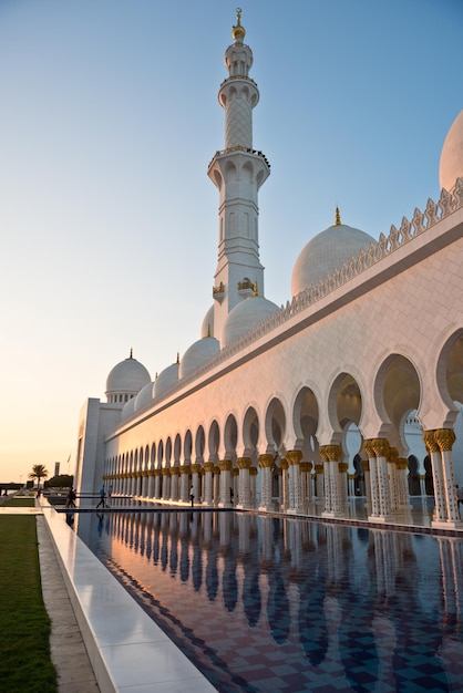 UAE 아부다비에 있는 유명한 셰이크 자이드 화이트 모스크의 아름다운 갤러리입니다. 일몰에 반사