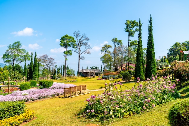 Bellissimo parco giardino sulla montagna a chiang mai, thailandia