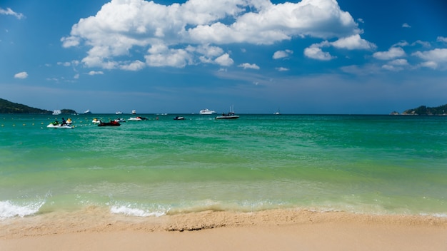 푸른 하늘이 얕은 해변에서 아름다운 부드러운 파도, 푸켓 주, 태국 파통 해변에 위치