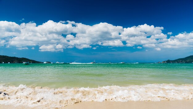 青い空の浅い浜辺で美しい穏やかな波