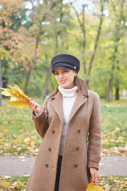 가을 공원에서 아름다운 부드러운 여자