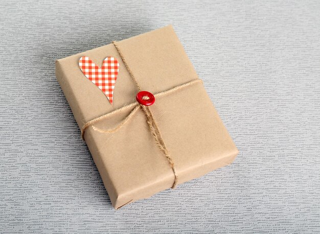 회색 배경에 아름다운 선물 상자입니다. 발렌타인 데이 개념