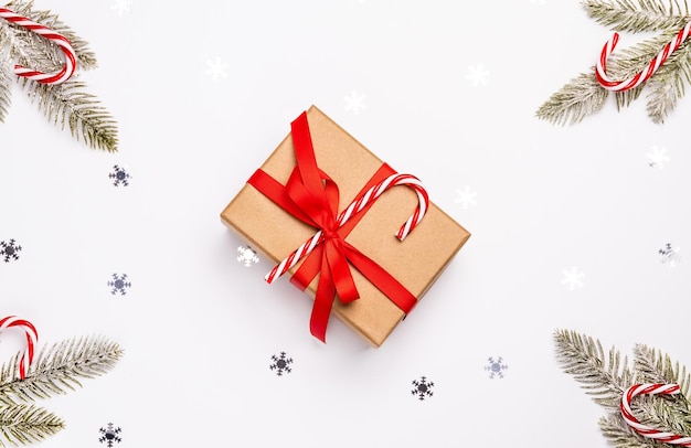 Bella confezione regalo con fiocco sullo sfondo bianco dell'arredamento del capodanno di natale