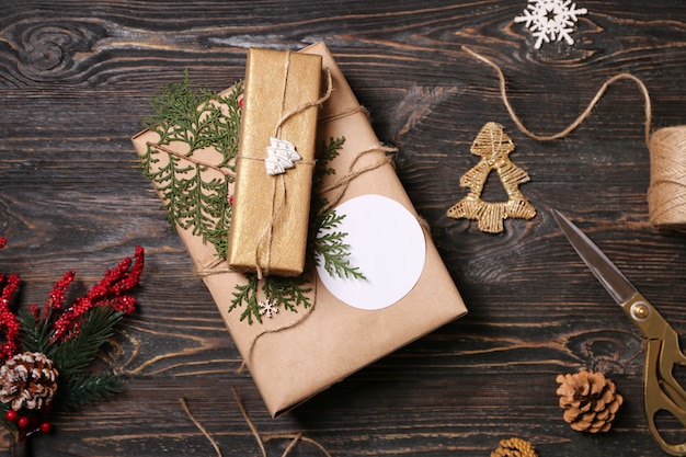 Bellissime scatole regalo e decorazioni natalizie su fondo in legno, vista dall'alto