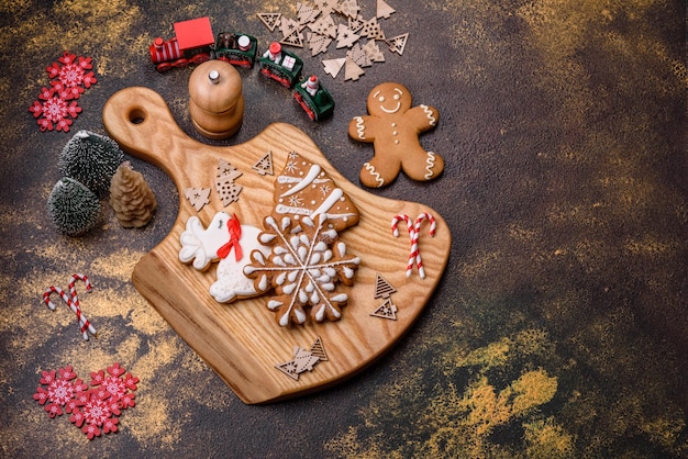 크리스마스 트리 장식이 있는 갈색 세라믹 접시에 아름다운 진저브레드