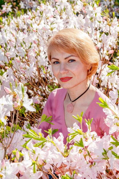 Foto bella ragazza tra le braccia di una bambina in un primo piano del parco in fiore