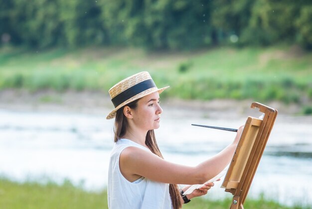 美しい少女アーティスト屋外