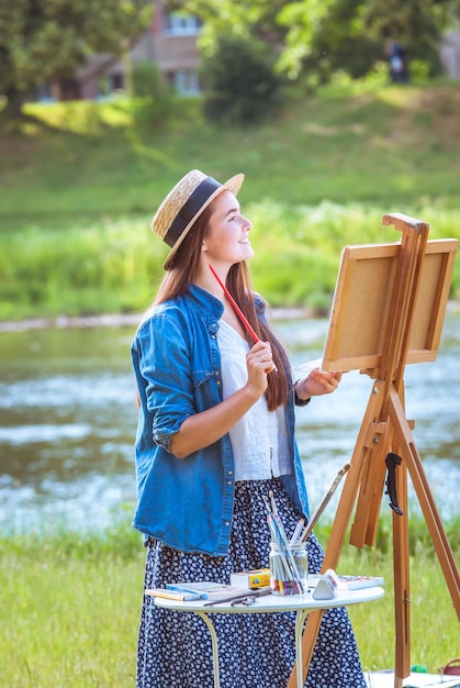 Foto bella ragazza artista all'aperto