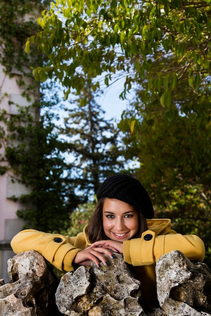 Photo beautiful girl in a autumn seasonal setting