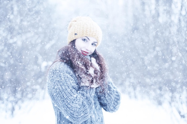 美しい日の冬の雪公園の美しい女の子