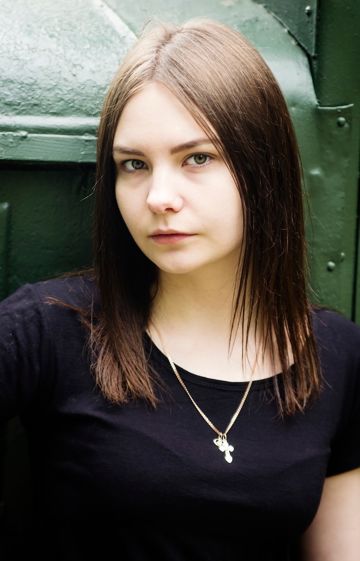 Photo beautiful girl in a black tshirt outdoor portrait