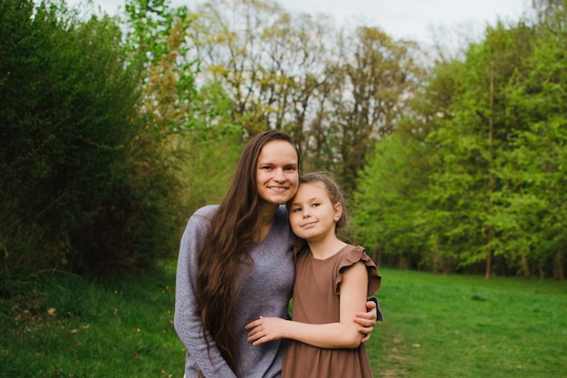 Bella ragazza in un parco fiorito