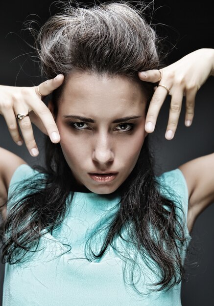 Foto bella ragazza in un vestito blu