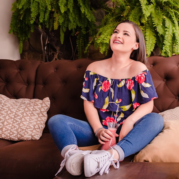 Bella ragazza in un caffè