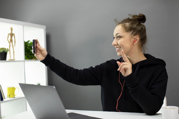 Bella ragazza in abbigliamento casual spara video sul telefono per il blog di instagram instagram