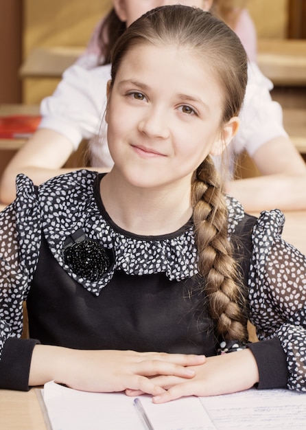 Photo beautiful girl in classroom