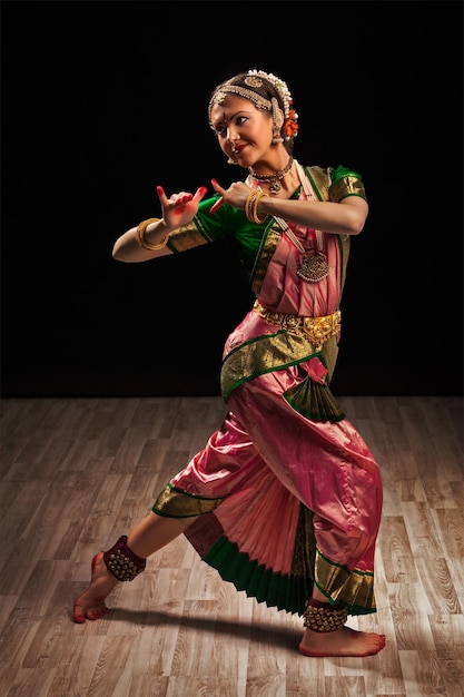 Photo beautiful girl dancer of indian classical dance bharatanatyam