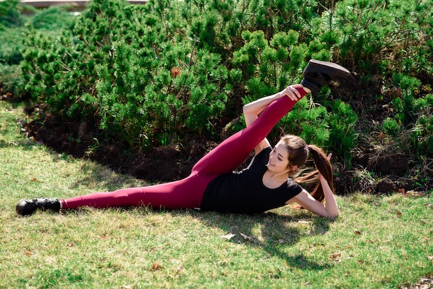 Photo beautiful girl doing stretching on nature.