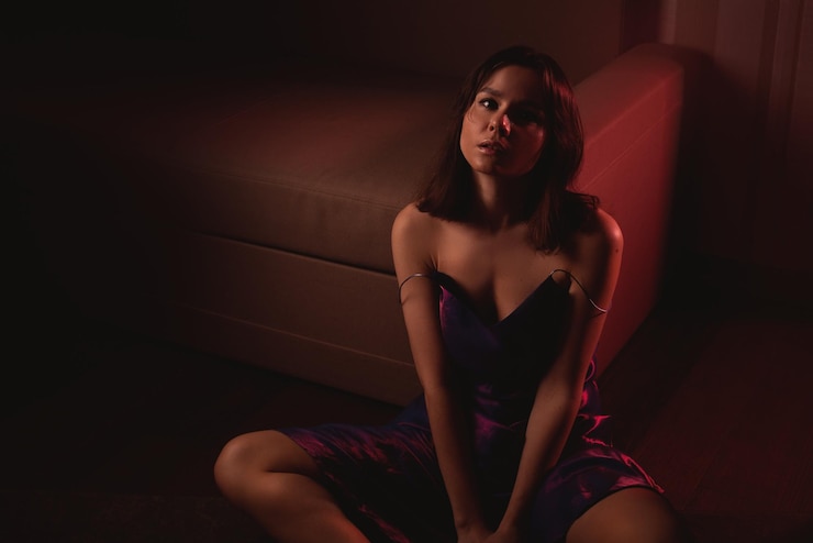 Photo a beautiful girl in a dress sits in the twilight