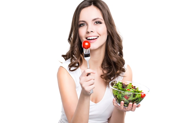 Bella ragazza che mangia cibo sano