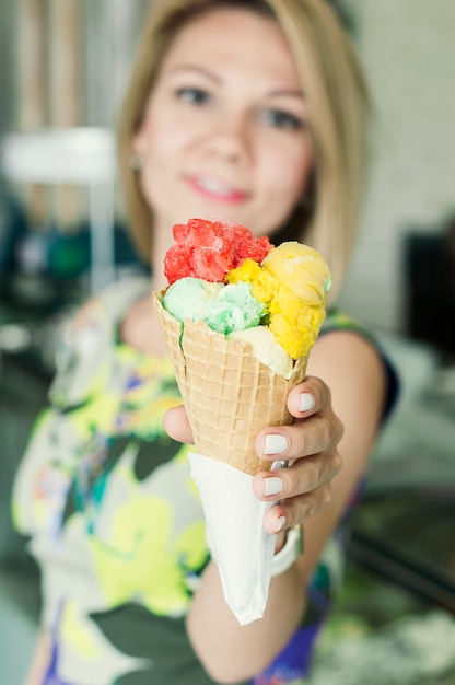 이탈리아 아이스크림을 먹는 아름 다운 소녀