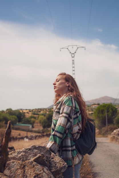 Foto una bella ragazza gode dell'ambiente con gli occhi chiusi