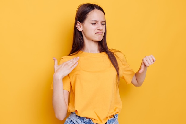 黄色のTシャツデニムショートパンツの美しい女の子のファッションライフスタイルは変更されていません