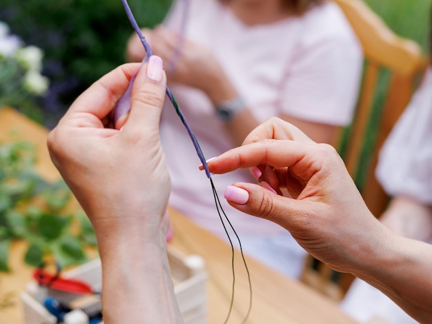 Il fiorista della bella ragazza conduce un workshop sull'arte nel villaggio nazionale serbo