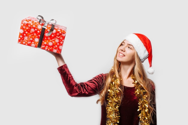 Bella ragazza con il cappello di babbo natale