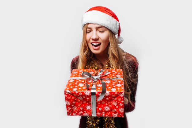 Bella ragazza con il cappello di babbo natale