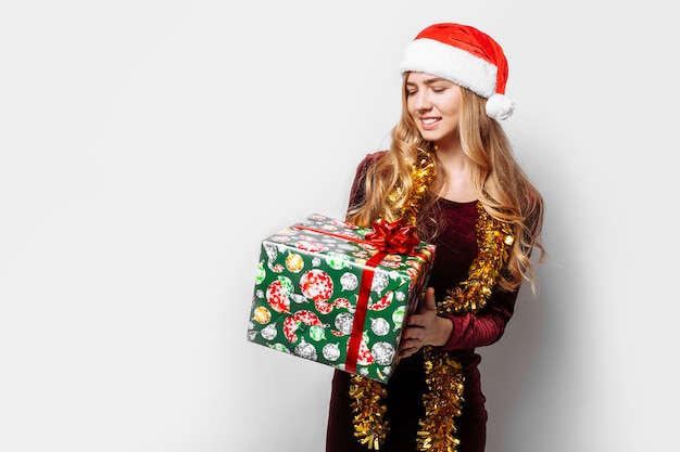 Foto bella ragazza con il cappello di babbo natale