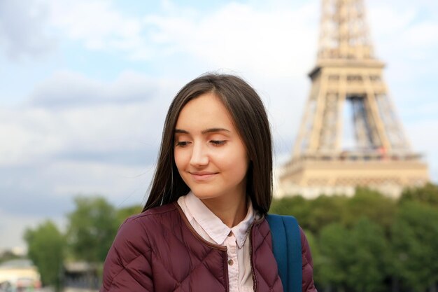 美しい少女はパリで楽しんでいます