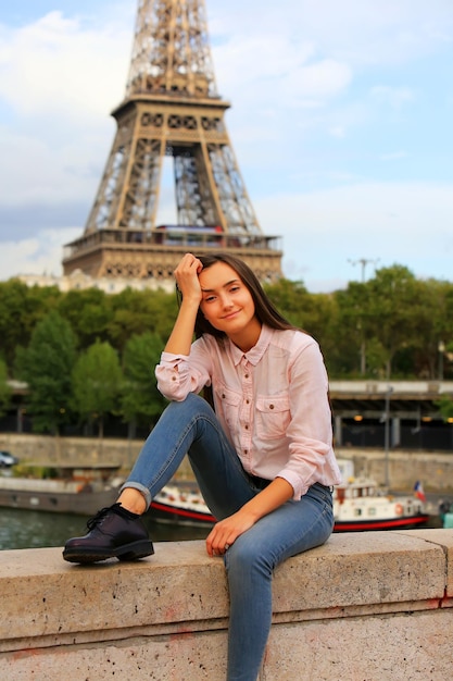 Foto la bella ragazza si diverte a parigi