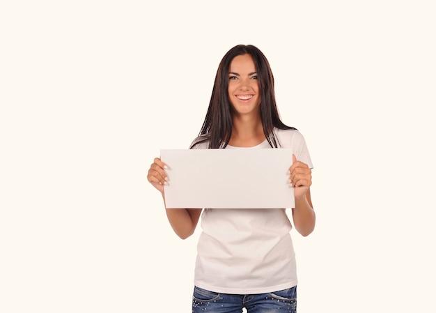 Красивая девушка держит пустой рекламный щит, изолированные на белом фоне