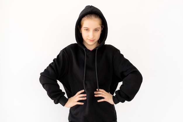 Photo beautiful girl in hoodie posing with hands on waist