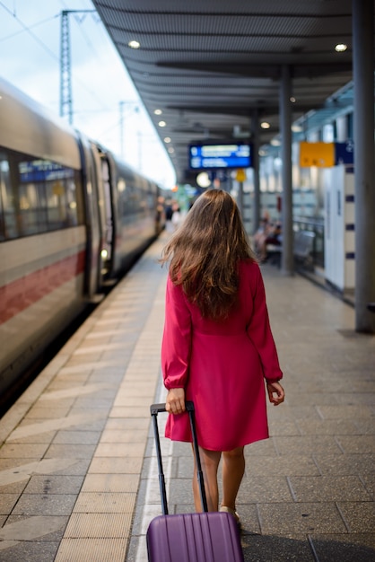 美しい少女は彼女の電車に急いで