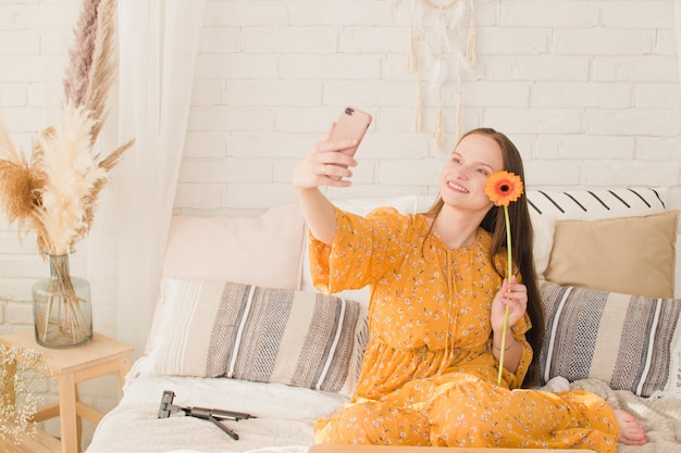 写真 ドレスを着た美しい少女が夏に自分撮りをします