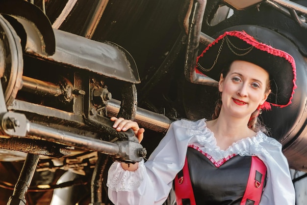 Фото Красивая девушка в костюме стимпанк на фоне старого поезда
