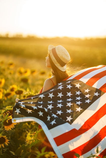 写真 アメリカ国旗を掲げた帽子をかぶった美しい女の子サングラスの畑で7月4日 - ライブドアニュース