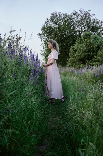 Фото Красивая девушка в поле