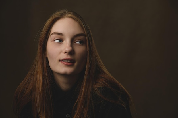 Photo beautiful girl joyful emotions warm background and lighting