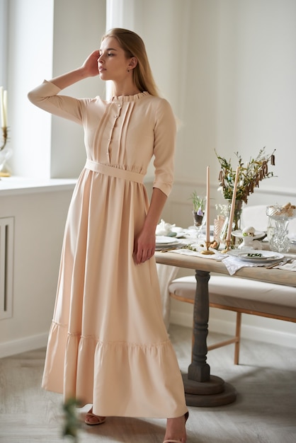 Photo beautiful girl in a long summer dress with pink soho flowers in her hands