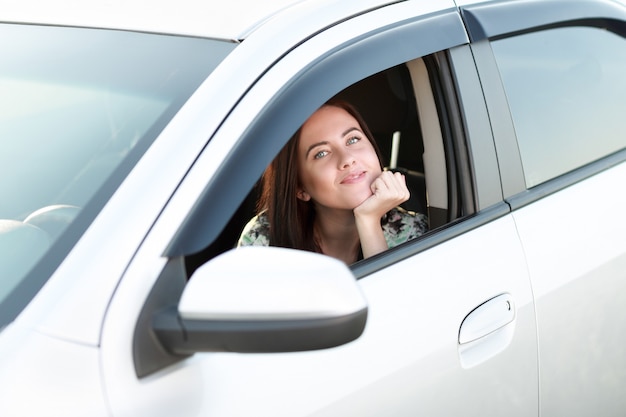 車の窓の外を見ている美しい少女