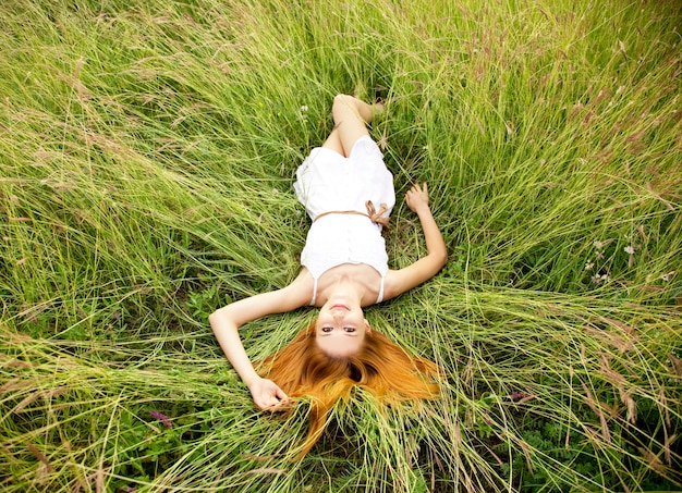 Красивая девушка, лежа на траве.